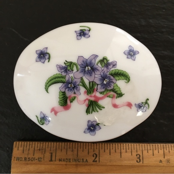 Lenox porcelain treasure box - Picture 2 of 9